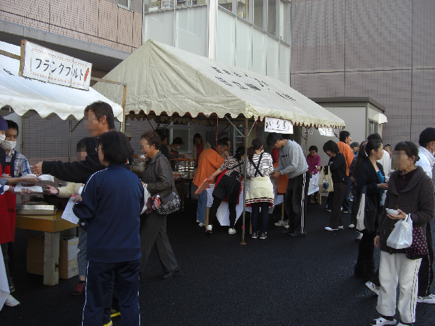 大盛況の模擬店　5店舗